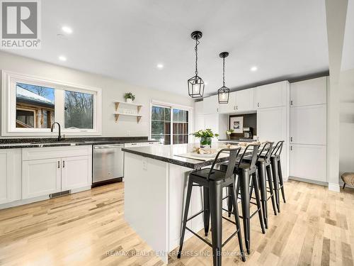 35 Wasslow Avenue, Georgina, ON - Indoor Photo Showing Kitchen With Upgraded Kitchen