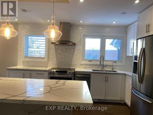 60 Coventry Court, Richmond Hill, ON - Indoor Photo Showing Kitchen With Stainless Steel Kitchen With Double Sink With Upgraded Kitchen