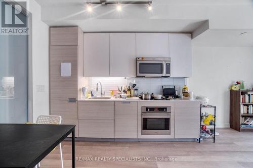 605 - 210 Simcoe Street, Toronto, ON - Indoor Photo Showing Kitchen