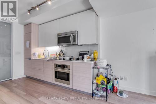 605 - 210 Simcoe Street, Toronto, ON - Indoor Photo Showing Kitchen