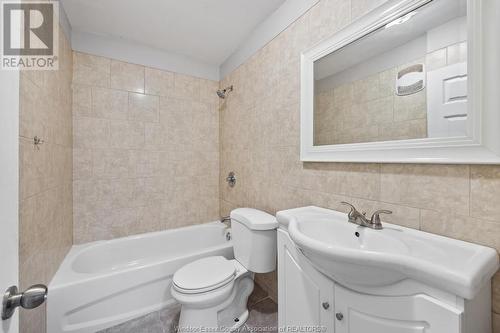 835 Moy Avenue Unit# Main, Windsor, ON - Indoor Photo Showing Bathroom