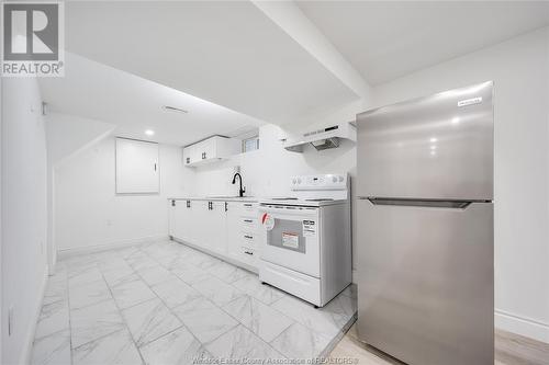 3302 Curry Avenue Unit# Lower, Windsor, ON - Indoor Photo Showing Kitchen