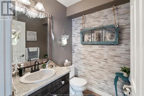 2 Goslin Court, Leamington, ON - Indoor Photo Showing Bathroom