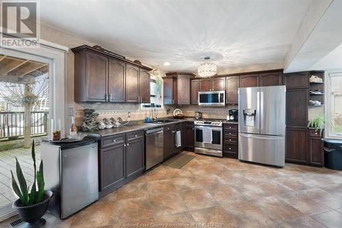 2 Goslin Court, Leamington, ON - Indoor Photo Showing Kitchen With Double Sink With Upgraded Kitchen