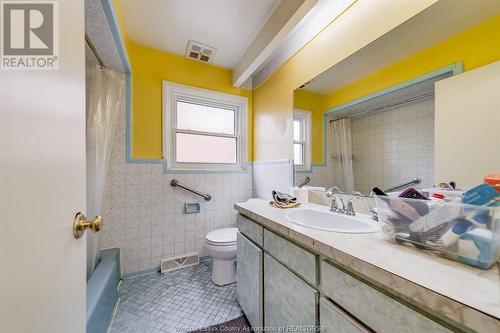 2329 Parent Avenue, Windsor, ON - Indoor Photo Showing Bathroom