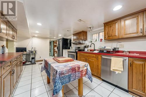 2329 Parent Avenue, Windsor, ON - Indoor Photo Showing Kitchen