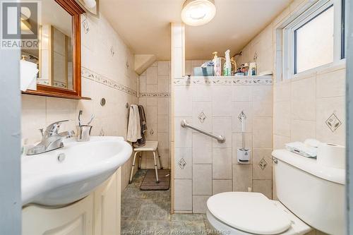 2329 Parent Avenue, Windsor, ON - Indoor Photo Showing Bathroom