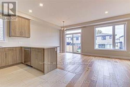 350 Edgevalley Road, London, ON - Indoor Photo Showing Kitchen