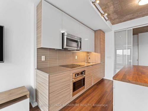 907-210 Simcoe St, Toronto, ON - Indoor Photo Showing Kitchen