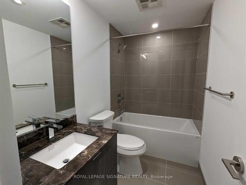 1707-395 Bloor St E, Toronto, ON - Indoor Photo Showing Bathroom