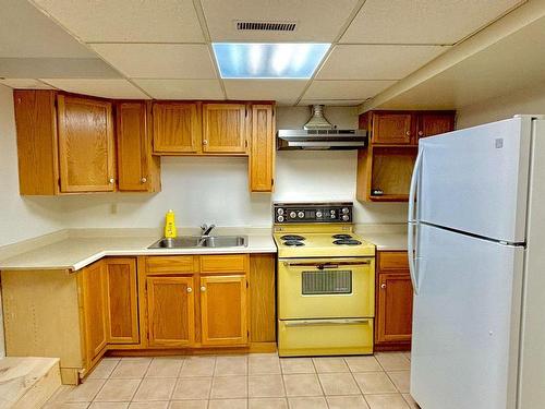 26 Intrepid Dr, Whitby, ON - Indoor Photo Showing Kitchen With Double Sink