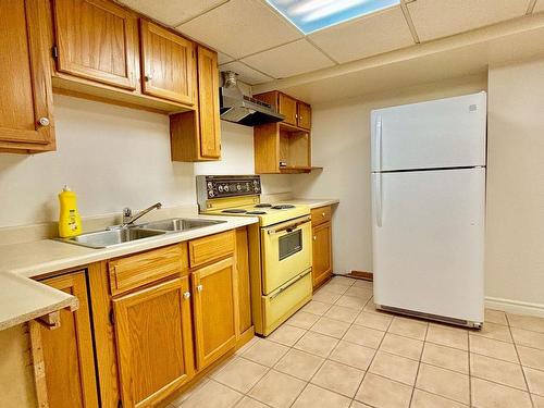 26 Intrepid Dr, Whitby, ON - Indoor Photo Showing Kitchen With Double Sink