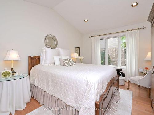 13 Briar Gate Way, New Tecumseth, ON - Indoor Photo Showing Bedroom