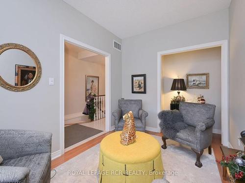 13 Briar Gate Way, New Tecumseth, ON - Indoor Photo Showing Living Room