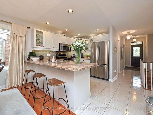 13 Briar Gate Way, New Tecumseth, ON - Indoor Photo Showing Kitchen With Upgraded Kitchen