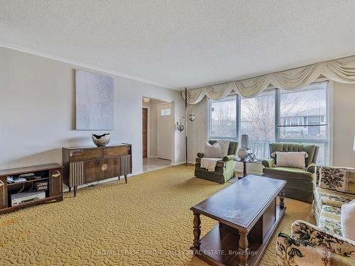 82 Terra Cotta Cres, Brampton, ON - Indoor Photo Showing Living Room