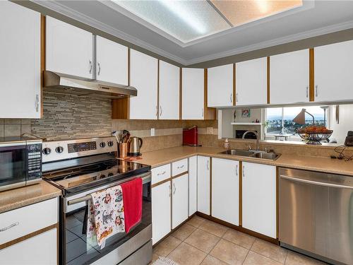 308-3260 Quadra St, Saanich, BC - Indoor Photo Showing Kitchen With Double Sink