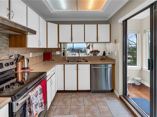 308-3260 Quadra St, Saanich, BC - Indoor Photo Showing Kitchen With Double Sink