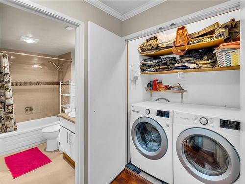 308-3260 Quadra St, Saanich, BC - Indoor Photo Showing Laundry Room