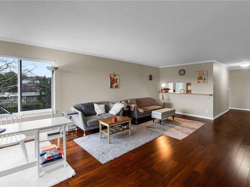 308-3260 Quadra St, Saanich, BC - Indoor Photo Showing Living Room