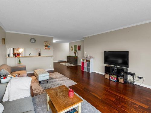 308-3260 Quadra St, Saanich, BC - Indoor Photo Showing Living Room