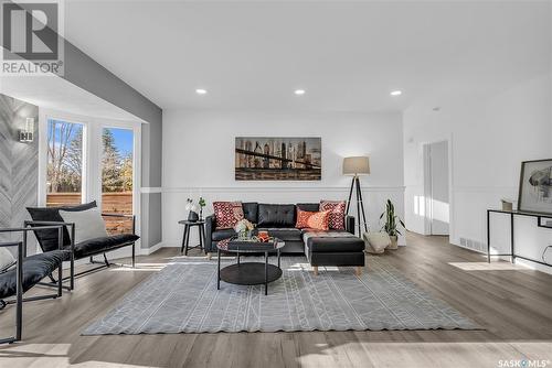 2617 Cumberland Avenue S, Saskatoon, SK - Indoor Photo Showing Living Room