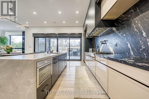 20 Royal Avenue, King, ON - Indoor Photo Showing Kitchen With Upgraded Kitchen