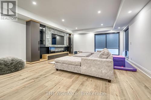 20 Royal Avenue, King, ON - Indoor Photo Showing Living Room