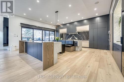 20 Royal Avenue, King, ON - Indoor Photo Showing Kitchen With Upgraded Kitchen