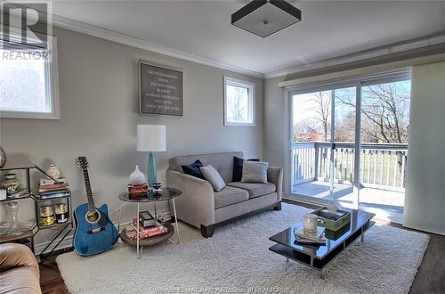 810 Chilver Road, Windsor, ON - Indoor Photo Showing Living Room