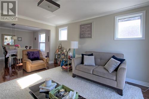 810 Chilver Road, Windsor, ON - Indoor Photo Showing Living Room