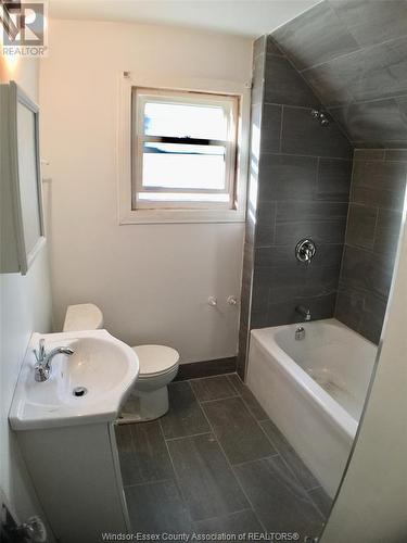 1278 Geroge, Windsor, ON - Indoor Photo Showing Bathroom