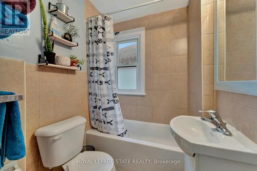 62 Houghton Avenue N, Hamilton, ON - Indoor Photo Showing Bathroom