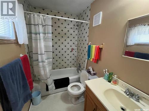 108 1St Avenue, Lintlaw, SK - Indoor Photo Showing Bathroom