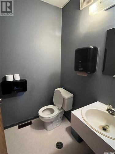 108 1St Avenue, Lintlaw, SK - Indoor Photo Showing Bathroom