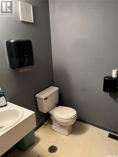 108 1St Avenue, Lintlaw, SK - Indoor Photo Showing Bathroom