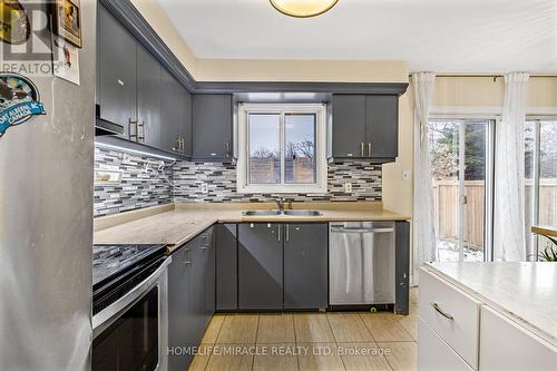 422 Luzon Crescent, Mississauga, ON - Indoor Photo Showing Kitchen With Double Sink