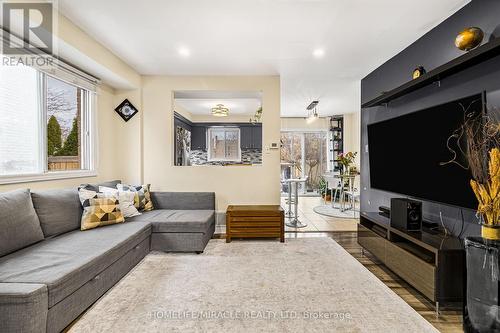 422 Luzon Crescent, Mississauga, ON - Indoor Photo Showing Living Room