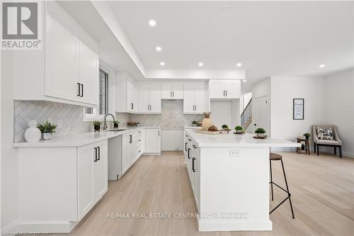 11 Ontario Street, Cambridge, ON - Indoor Photo Showing Kitchen With Upgraded Kitchen