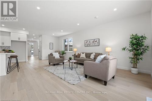 11 Ontario Street, Cambridge, ON - Indoor Photo Showing Living Room