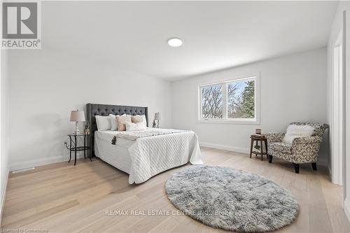 11 Ontario Street, Cambridge, ON - Indoor Photo Showing Bedroom