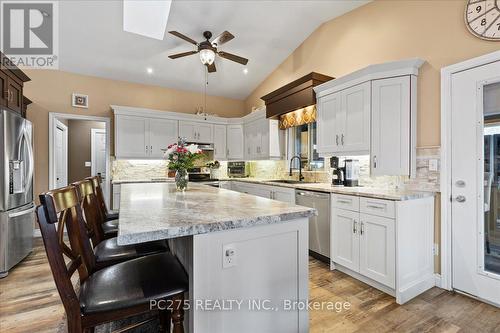 1163 Crumlin Side Road, London, ON - Indoor Photo Showing Kitchen With Upgraded Kitchen