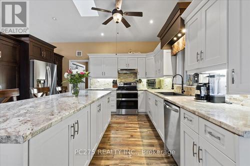 1163 Crumlin Side Road, London, ON - Indoor Photo Showing Kitchen With Upgraded Kitchen