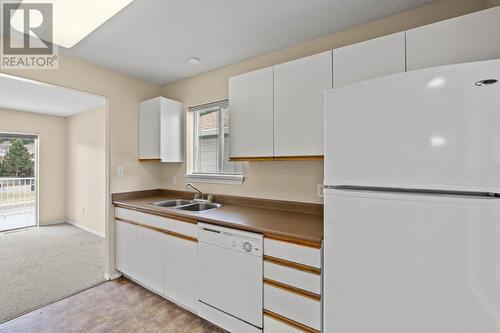 1920 Hugh Allan Drive Unit# 4, Kamloops, BC - Indoor Photo Showing Kitchen With Double Sink