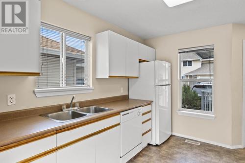 1920 Hugh Allan Drive Unit# 4, Kamloops, BC - Indoor Photo Showing Kitchen With Double Sink