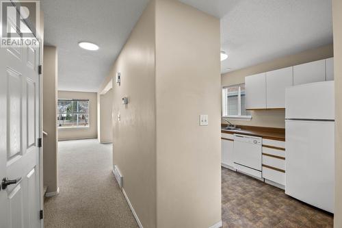 1920 Hugh Allan Drive Unit# 4, Kamloops, BC - Indoor Photo Showing Kitchen