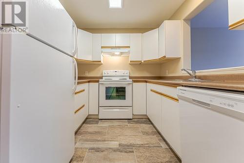 1920 Hugh Allan Drive Unit# 22, Kamloops, BC - Indoor Photo Showing Kitchen