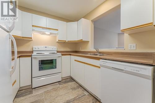 1920 Hugh Allan Drive Unit# 22, Kamloops, BC - Indoor Photo Showing Kitchen With Double Sink