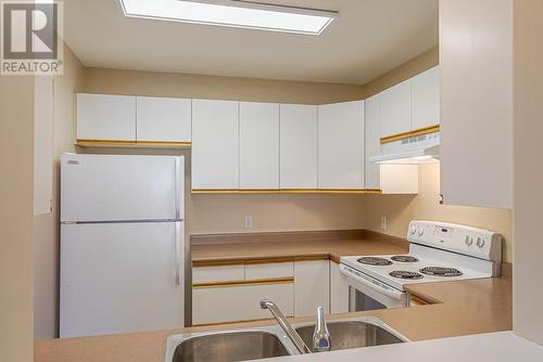 1920 Hugh Allan Drive Unit# 22, Kamloops, BC - Indoor Photo Showing Kitchen With Double Sink