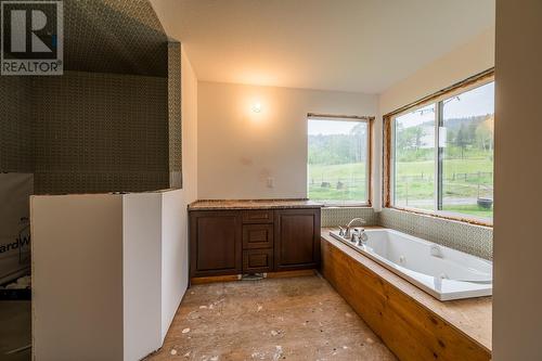 1460 Heffley Louis Cr Road, Kamloops, BC - Indoor Photo Showing Bathroom